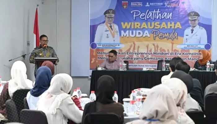 Wako Bukittinggi, Ramlan Nurmatias beri sambutan dalam pelatihan Wirausaha Muda Pemula