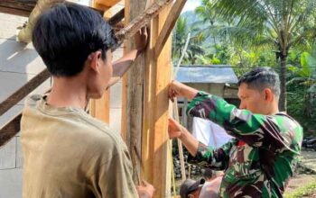 Eko ikut membangun rumahnya sendiri dalam TMMD ke-128