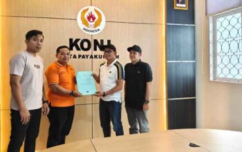 Yonaldi, Narahubung YB Dt. Parmato Alam (kanan) saat mengambil formulir balon Ketua KONI Payakumbuh