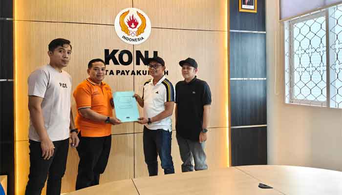 Yonaldi, Narahubung YB Dt. Parmato Alam (kanan) saat mengambil formulir balon Ketua KONI Payakumbuh