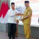 Gubernur Sumbar, Mahyeldi memberikan penghargaan kepada Ketua Baznas Kota Solok, AKBP (Purn) H. Zaini