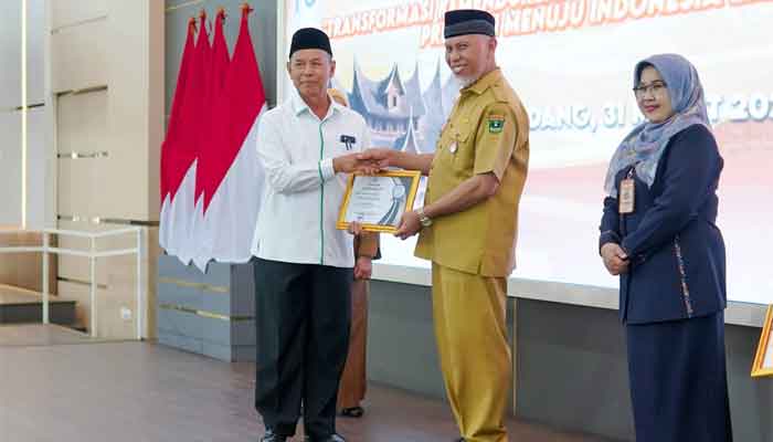 Gubernur Sumbar Serahkan 3 Penghargaan untuk Kota Solok