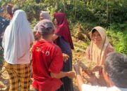 Ibu-ibu Desa Krangean Turun Tangan Bantu Estafet Batu demi Jembatan Penghubung