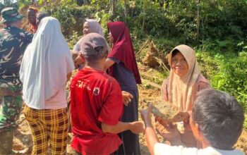 Ibu-ibu Desa Krangean Turun Tangan Bantu Estafet Batu demi Jembatan Penghubung