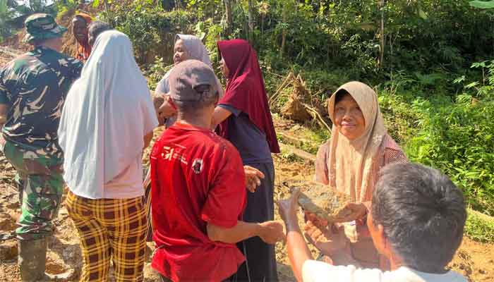 Ibu-ibu Desa Krangean Turun Tangan Bantu Estafet Batu demi Jembatan Penghubung