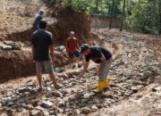 Akses Droping Material TMMD ke-128 Kodim 0702/Purbalingga Terkendala Jalan Becek di Desa Krangean