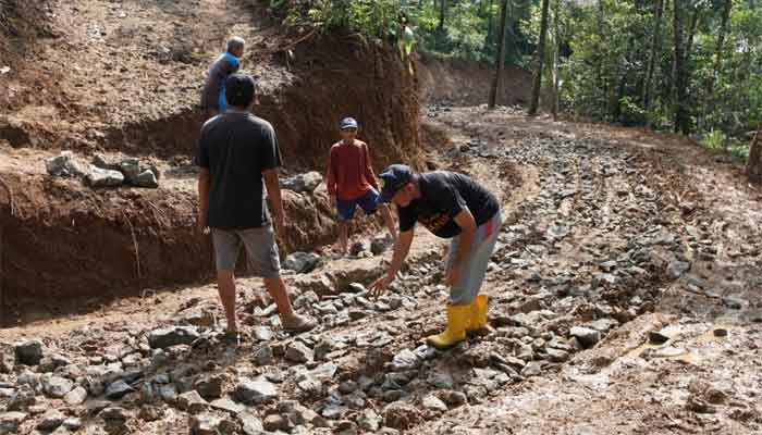 Akses Droping Material TMMD ke-128 Kodim 0702/Purbalingga Terkendala Jalan Becek di Desa Krangean