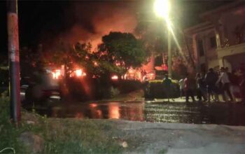 Kebakaran Hebat Hanguskan 2 Rumah Warga Desa Santur di Sawahlunto