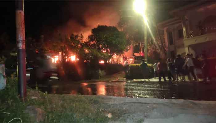 Kebakaran Hebat Hanguskan 2 Rumah Warga Desa Santur di Sawahlunto