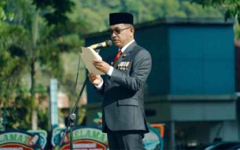 Bupati Solok Selatan, H. Khairunas saat membacakan amanat Menteri Dalam Negeri dalam upacara peringatan Hari Otonomi Daerah ke-30 Tahun 2026