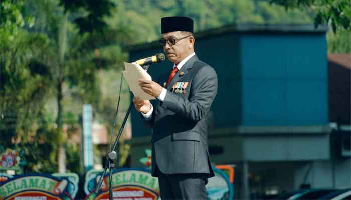 Bupati Solok Selatan, H. Khairunas saat membacakan amanat Menteri Dalam Negeri dalam upacara peringatan Hari Otonomi Daerah ke-30 Tahun 2026