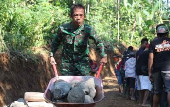 Angkong Jadi Alat Angkut Material Jalan Desa TMMD ke-128 Purbalingga