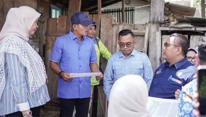 Pemkab Solok Beri Label Rumah Penerima Bansos di Nagari Koto Baru