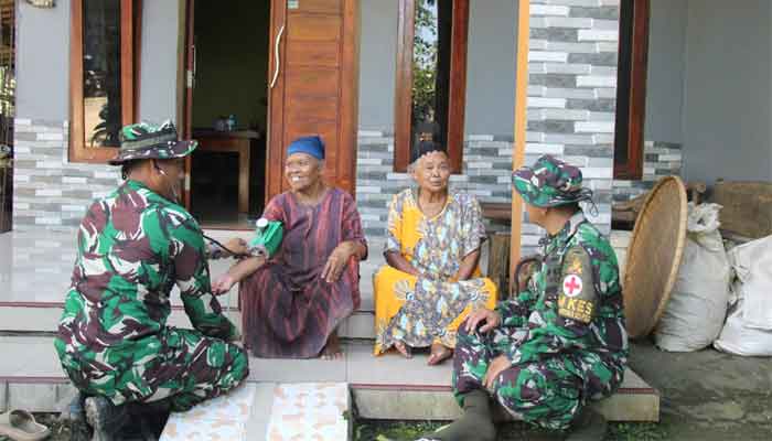 Satgas TMMD ke-128 hadirkan layanan Kesehatan Door to Door bagi Warga Krangean