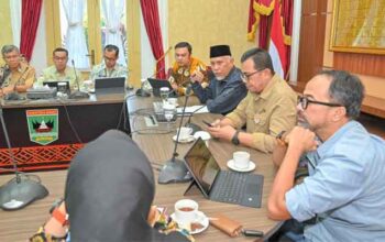 Gubernur Sumbar, Mahyeldi menerima audiensi Bupati Sijunjung, Benny Dwifa Yuswir di Istana Gubernuran terkait penilaian kawasan geopark silokek