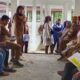 Kepala Bidang Perdagangan Dinas Perindustrian, Perdagangan, Koperasi dan UKM Solok Selatan, Netty Lissandri saat penataan pedagang Pasar Pekan Selasa