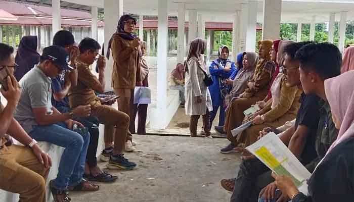 Kepala Bidang Perdagangan Dinas Perindustrian, Perdagangan, Koperasi dan UKM Solok Selatan, Netty Lissandri saat penataan pedagang Pasar Pekan Selasa
