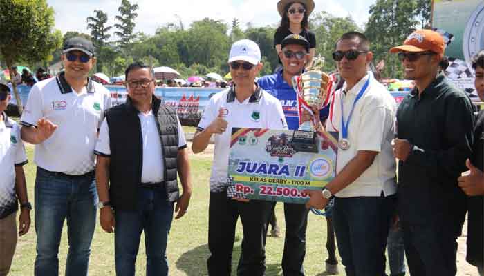 Penyerahan hadiah Pacu Kuda Wisata Derby Bukittinggi-Agam 2026