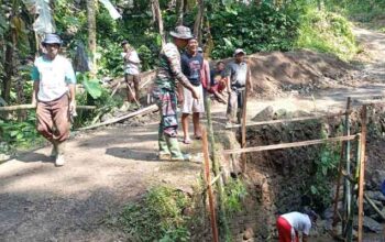 Jembatan Sempit dan Rapuh di Dusun Batur Kini Dilebarkan Lewat TMMD ke-128