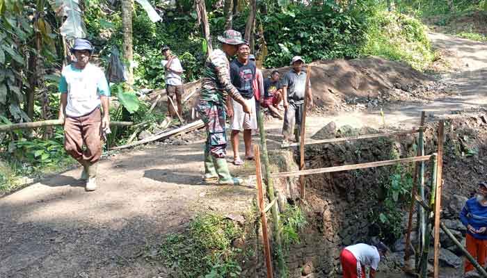 Jembatan Sempit dan Rapuh di Dusun Batur Kini Dilebarkan Lewat TMMD ke-128