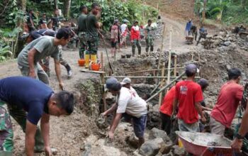 Satgas Bersama Warga Krangean Selesaikan Pembangunan Pondasi Plat Beton Jembatan TMMD Reguler ke-128 Kodim 0702/Purbalingga