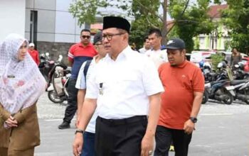 Wako Ramlan Nurmatias saat Goro bersama membersihkan kawasan RSUD Bukittinggi untuk pengembangan layanan kesehatan
