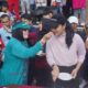 Peserta Dharmasraya Car Free Day Beri Kejutan Ulang Tahun ke-36 untuk Bupati Annisa