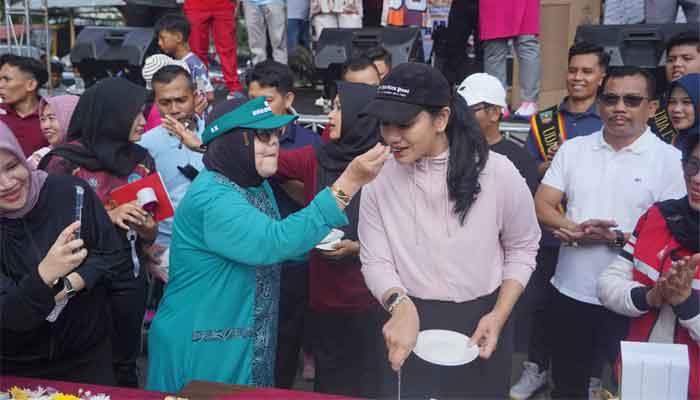 Peserta Dharmasraya Car Free Day Beri Kejutan Ulang Tahun ke-36 untuk Bupati Annisa
