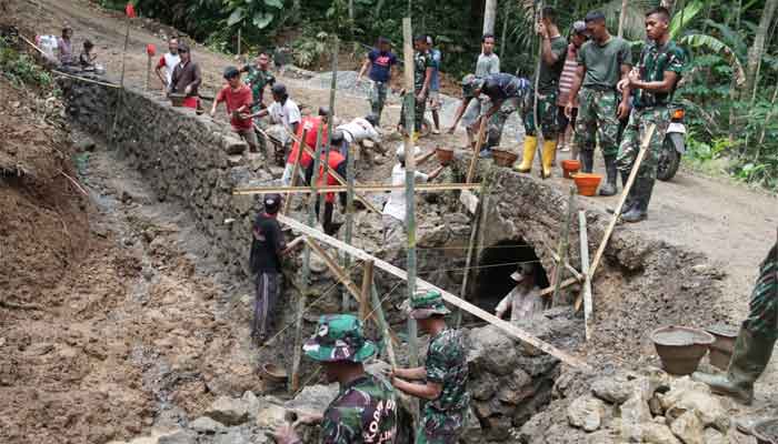 Pembuatan Pondasi Plat Beton Jembatan TMMD Reguler ke-128 Kodim 0702/Purbalingga