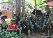 Anggota TNI dan Warga Rajut Keakraban Penuh Canda saat rehat pembangunan Jembatan Garuda program TMMD ke-128