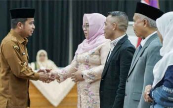 Wako Solok, Ramadhani Kirana Putra memberi selamat kepada Rica Mega Sari yang dilantik sebagai Rektor Ummy Solok