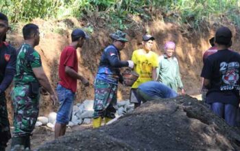 Satgas TMMD ke-128 bersama Warga Krangean Bahu Membahu Membangun Jalan Desa