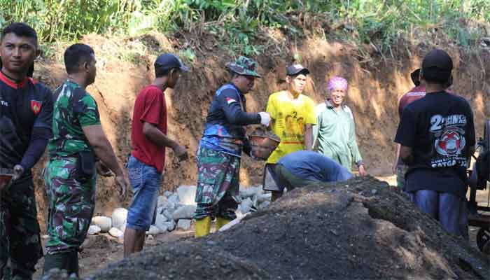 Satgas TMMD ke-128 bersama Warga Krangean Bahu Membahu Membangun Jalan Desa