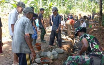 Satgas TMMD ke-128 bersama Warga Krangean Bahu Membahu Membangun Jalan Desa