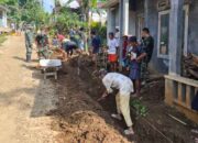 Satgas bersama Warga Krangean bBangun drainase TMMD ke-128