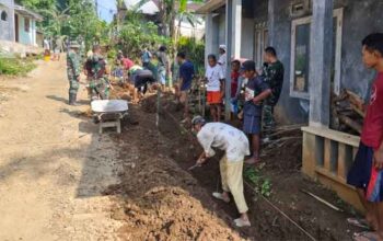 Satgas bersama Warga Krangean bBangun drainase TMMD ke-128