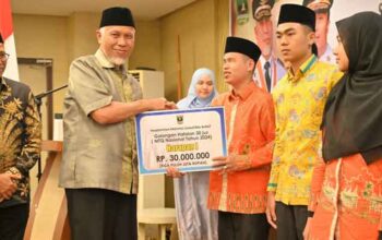 Gubernur Sumbar, Mahyeldi serahkan apresiasi kepada kafilah yang telah mengukir prestasi pada MTQ Nasional 2024 dan STQ Nasional 2025
