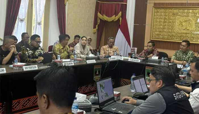 Bupati Dharmasraya, Annisa Suci Ramadhani menghadiri Sosialisasi Pencabutan Perizinan Berusaha Pemanfaatan Hutan (PBPH) yang digelar oleh Satgas PKH di Aula Istana Gubernur Sumatera Barat, Padang