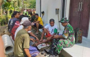 Tim Kesehatan TMMD ke-128 Cek Kondisi Warga Krangean di Sela-sela Istirahat