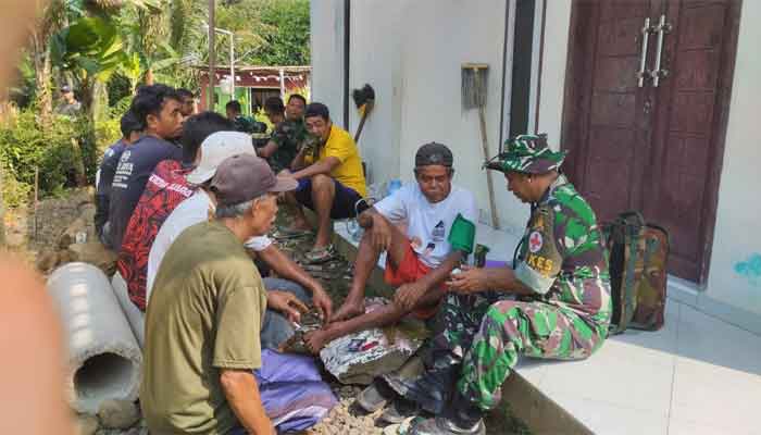 Tim Kesehatan TMMD ke-128 Cek Kondisi Warga Krangean di Sela-sela Istirahat