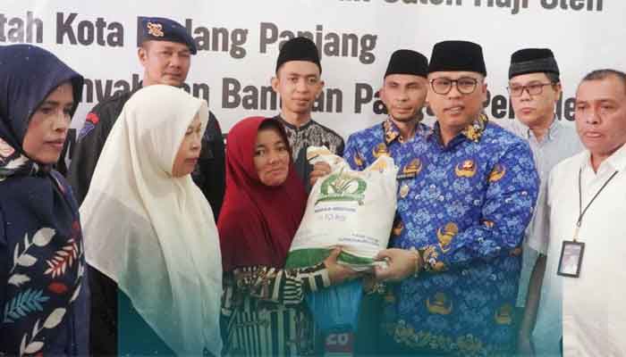 Wako Padang Panjang Serahkan Bantuan Sembako untuk Korban Bencana Hidrometeorologi