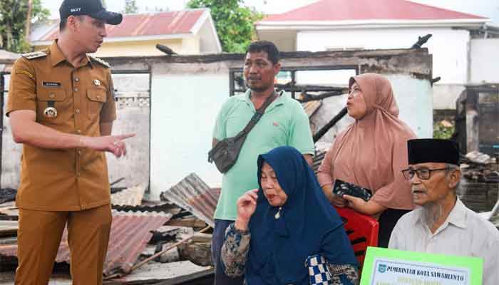 Wako Sawahlunto, Riyanda Putra salurkan bantuan tanggap darurat bagi Korban Kebakaran di Desa Santur, Kecamatan Barangin