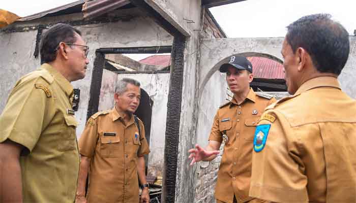 Kkunjungan Wako Sawahlunto, Riyanda Putra ke lokasi kebakaran di Desa Santur, Kecamatan Barangin