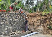 Warga Krangean Kuatkan Pondasi Jembatan Garuda TMMD ke-128