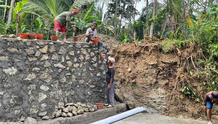Warga Krangean Kuatkan Pondasi Jembatan Garuda TMMD ke-128