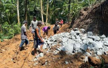 Warga Krangean Ubah Batu dari Bukit Menjadi Jalan Desa