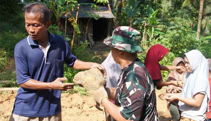 Satgas TMMD ke-128 Bersama Warga Krangean dalam Distribusi Material secara Estafet