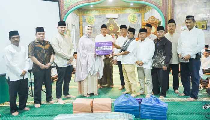 Tim I Safari Ramadan yang dipimpin Bupati Dharmasraya, Annisa Suci Ramadhani serahkan bantuan kepada pengurus Masjid Besar Babussalam, Nagari IV Koto, Kecamatan Pulau Punjung