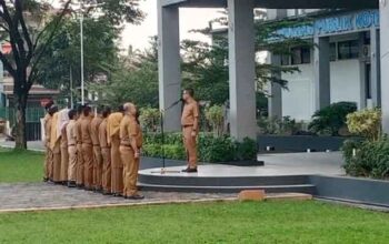 Sekda Kota Payakumbuh, Rida Ananda memimpin apel pagi di halaman Balai Kota