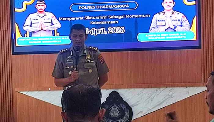 Kapolres Dharmasraya, AKBP Kartyana Widyarso Wardoyo dalam halal bihalal bersama insan pers di bulan Syawal 1447 H